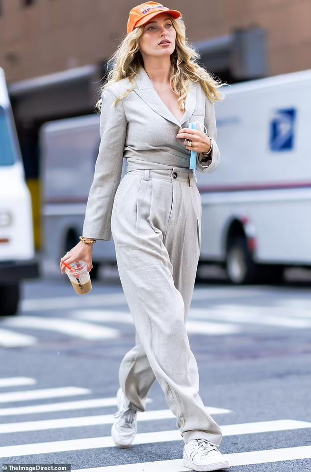 Sau sinh con, cô thường xuyên ra phố với street style hoàn hảo, thần thái high fashion nhận nhiều khen ngợi.