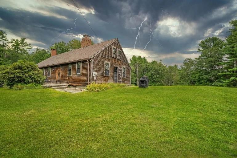 Ngôi nhà này vốn gắn liền với những câu chuyện lạ lùng truyền cảm hứng cho bộ phim kinh dị nổi tiếng "The Conjuring" (Ám ảnh kinh hoàng - 2013) (Ảnh: New York Post).