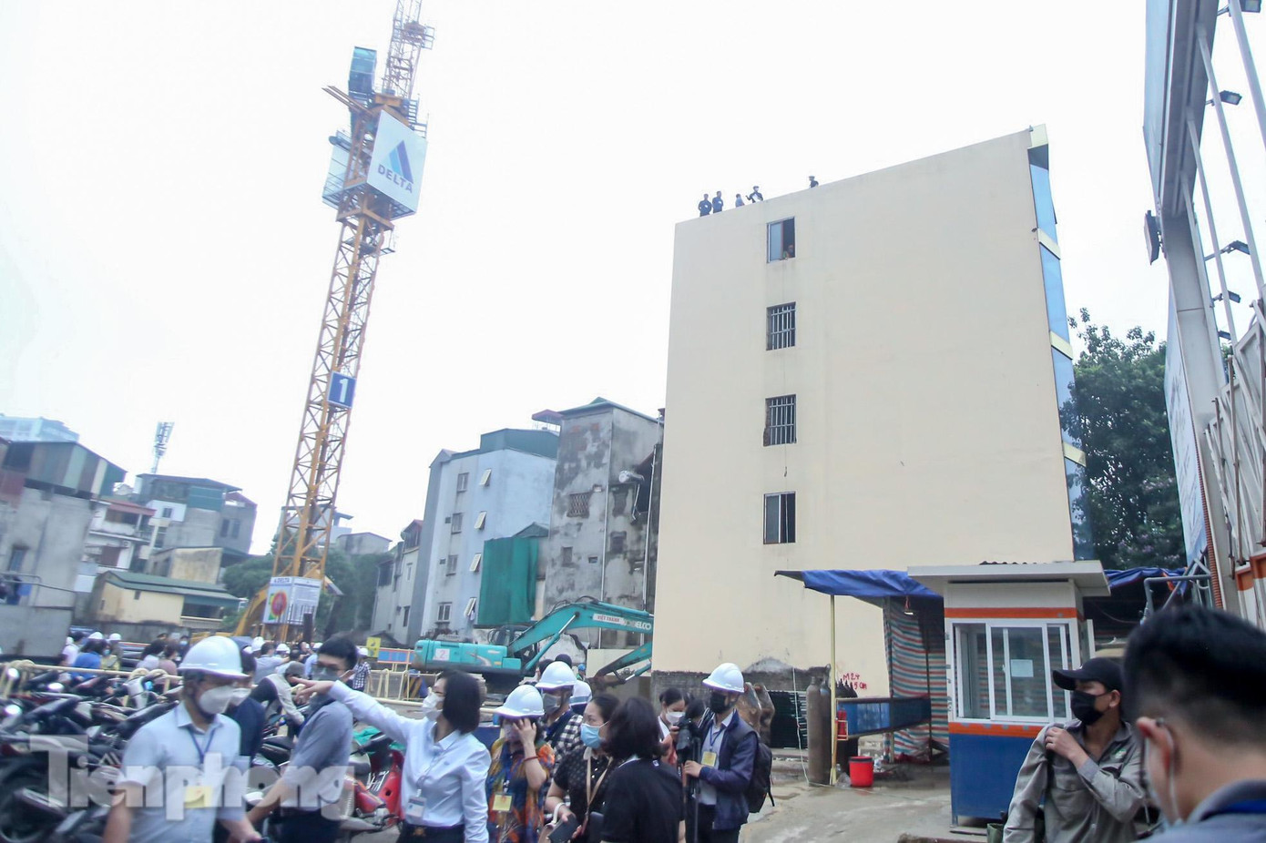 Trước đó, từ ngày 8/4/2022 đến ngày 9/5/2022, UBND quận, phường Ngã Tư Sở đã mời các cá nhân, tổ chức có liên quan đến phối hợp với các đơn vị chức năng trong công tác xử lý công trình số 84 đường Láng. Bao gồm: Cty TNHH điện tử Ánh Sao 4 lần; Ông Phí Văn Năm và bà Đỗ Thị Chữ (chủ đầu tiên được cấp Giấy chứng nhận QSDĐ) 1 lần nhưng vắng mặt; bà Ngô Thị Lâm (được chuyển nhượng) 7 lần (tất cả đều vắng mặt); bà Lê Thị Nhung (người được chuyển nhượng) 6 lần (1 lần cử đại diện, 5 lần vắng mặt).