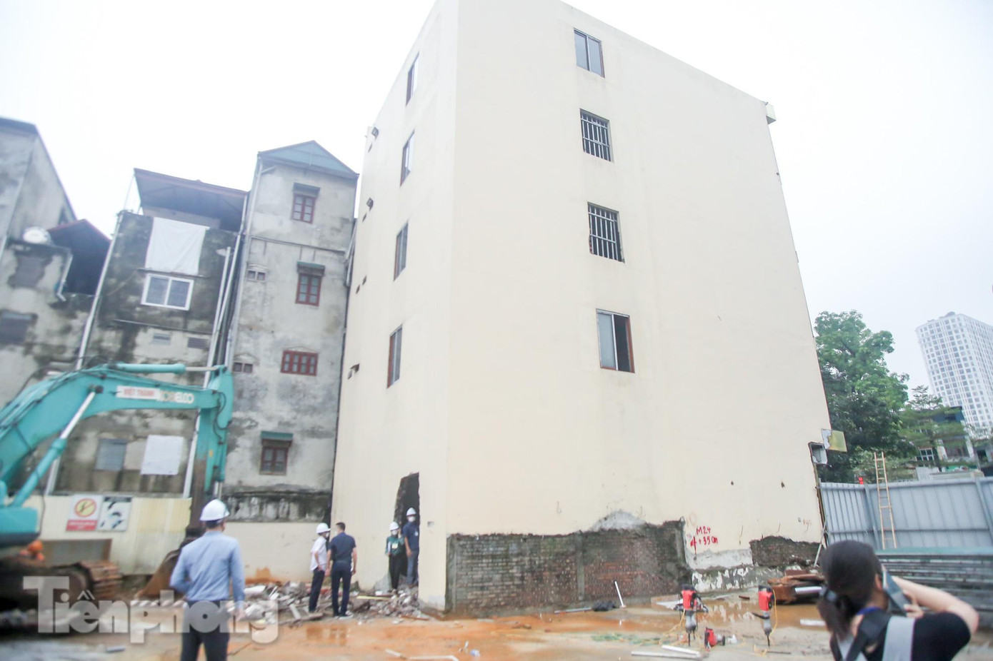 UBND quận Đống Đa phân công giao nhiệm vụ cho Tổ công tác, chính quyền địa phương tổ chức vận động, thuyết phục các tổ chức, cá nhân có liên quan, các hộ dân xung quanh ủng hộ, phối hợp với chính quyền trong công tác phá dỡ bộ phận công trình vi phạm TTXD.