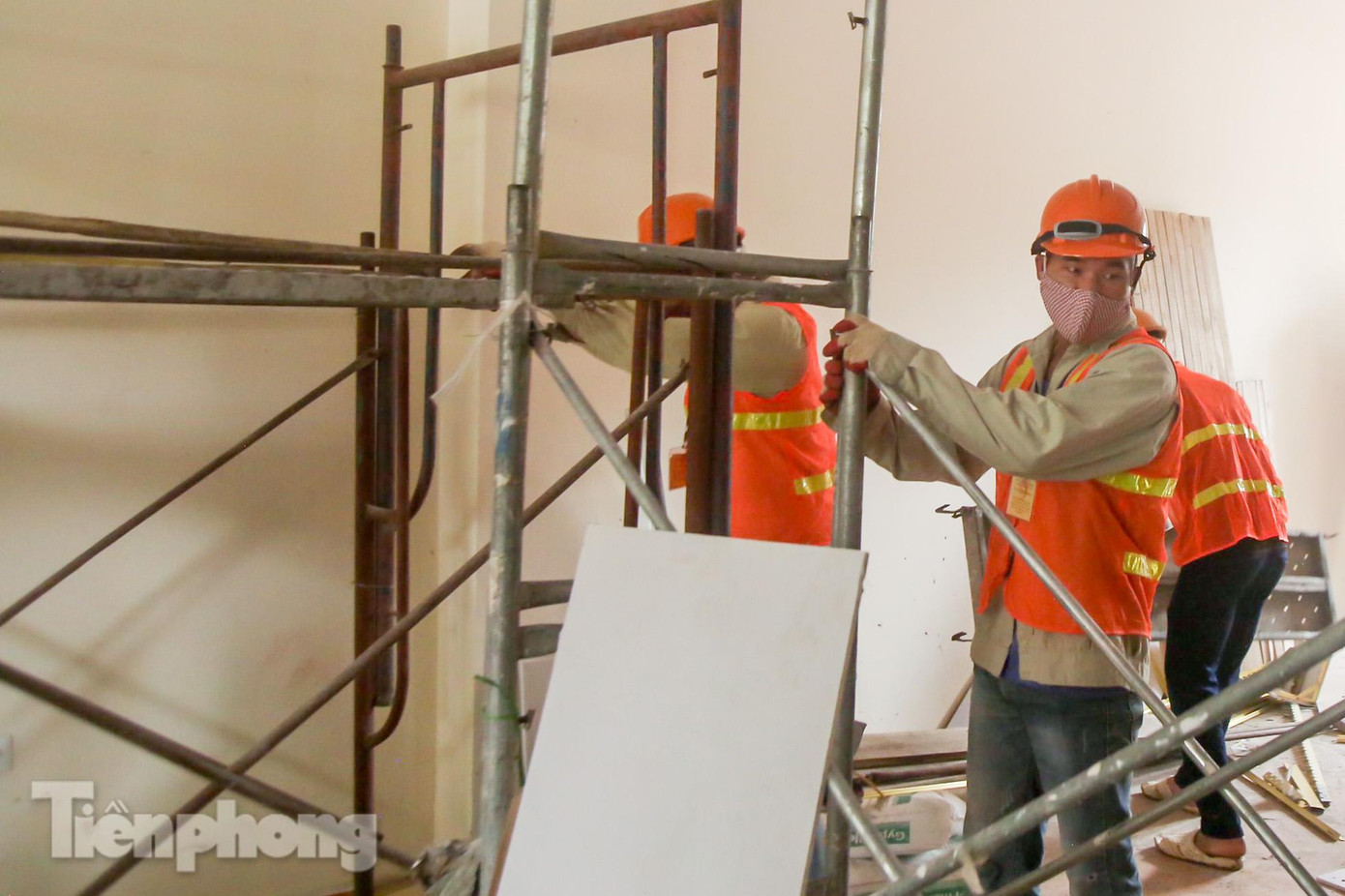 Công nhân tháo dỡ các hạng mục bên trong công trình sai phạm.