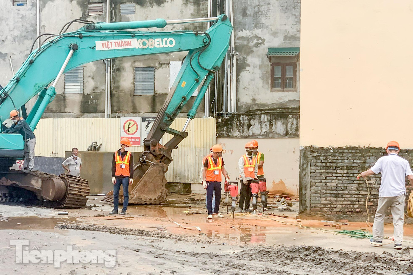 Theo đại diện UBND quận Đống Đa, do đặc điểm phần đất phát sinh công trình vi phạm trật tự xây dựng (TTXD) nằm ngoài diện tích đất 38,4m2, nằm tại dự án của Cty TNHH Điện tử Ánh Sao. Tuy nhiên, thời điểm tháng 12/2019 khi kiểm tra và phát hiện vi phạm TTXD tại 84 đường Láng, chính quyền địa phương không nhận được phản ánh, kiến nghị của Cty TNHH Điện tử Ánh Sao về việc bị các tổ chức cá nhân lấn chiếm ranh giới sử dụng đất của đơn vị.