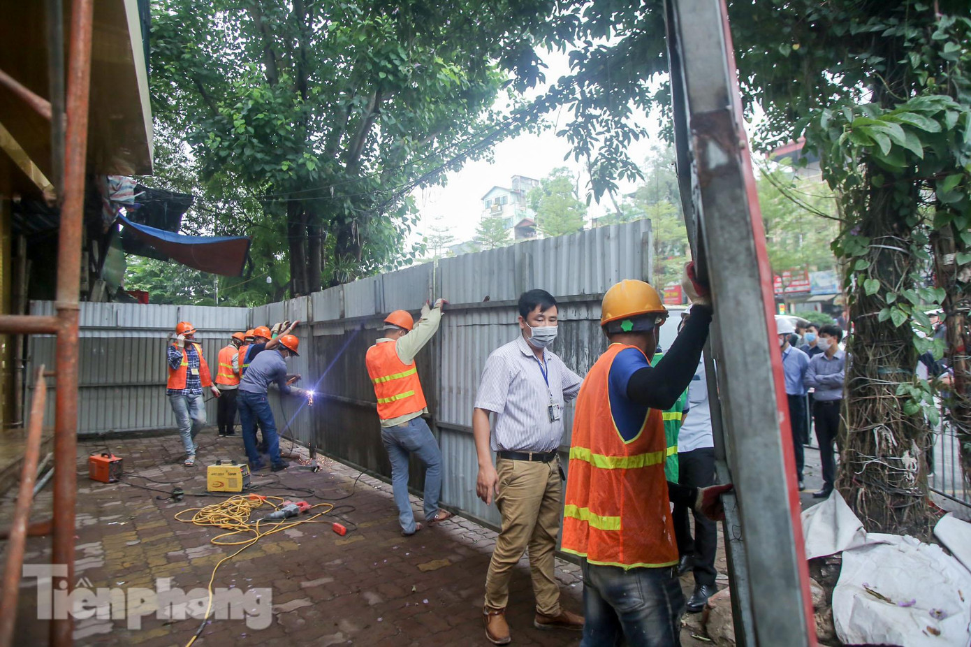 Đội thi công dựng rào chắn để tiến hành thi công, phá dỡ công trình sai phạm.