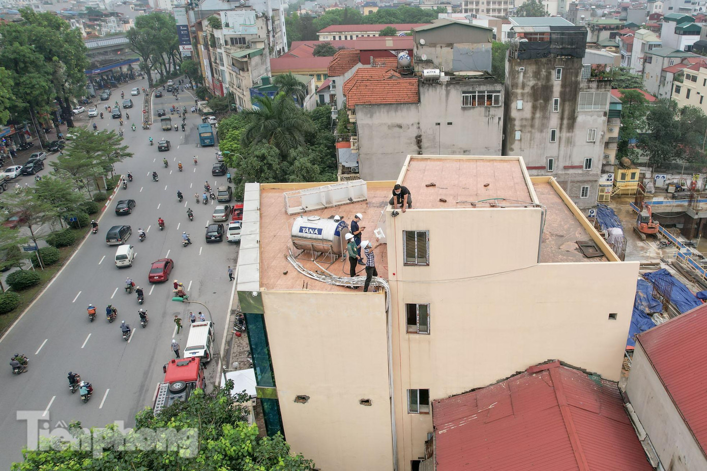 Đến tháng 1/2021, khi Sở Tài nguyên và Môi trường chủ trì kiểm tra hiện trạng, bàn giao mốc giới của dự án 90 đường Láng thì mới phát hiện mốc giới có nhà 5 tầng chồng lấn.