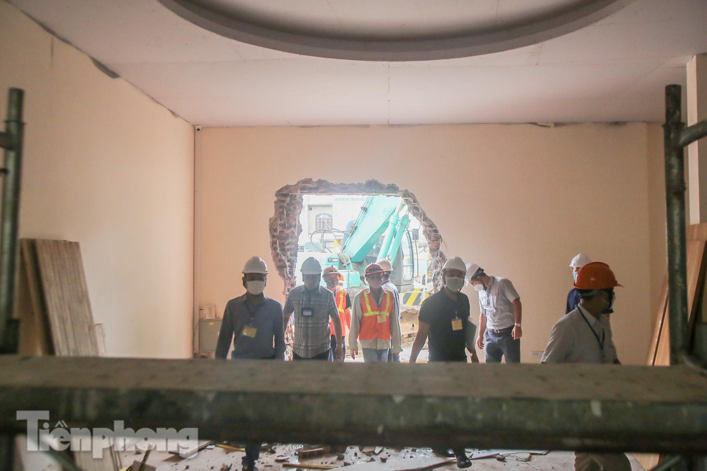 Cũng liên quan đến công trình xây dựng không phép này, tại cuộc họp báo vào tháng 4/2022, ông Trương Việt Dũng - Chánh văn phòng UBND TP Hà Nội cho biết, ngay sau khi Bí thư Thành ủy Hà Nội chỉ đạo, chiều 6/4, UBND TP Hà Nội đã có văn bản chỉ đạo Sở Xây dựng và UBND quận Đống Đa, yêu cầu khẩn trương thực hiện chỉ đạo của Bí thư Thành ủy làm rõ thông tin báo chí nêu, xử lý nghiêm công trình vi phạm, xử lý nghiêm trách nhiệm cá nhân liên quan (nếu có) và sớm báo cáo UBND thành phố.