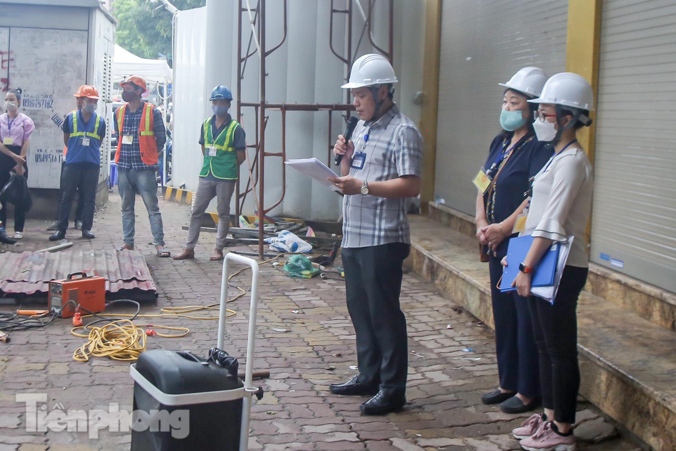 Đến ngày 16/5, quận đã phê duyệt dự toán kinh phí phá dỡ và ký hợp đồng với đơn vị phá dỡ sau đó. Đến ngày 19/5, quận đã thông báo về công tác tổ chức phá dỡ công trình đến các tổ chức, cá nhân có liên quan.