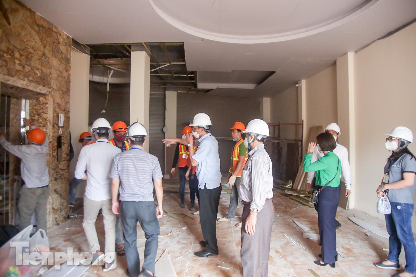 Kiểm tra tình trạng bên trong công trình 84 đường Láng trước khi tháo dỡ.