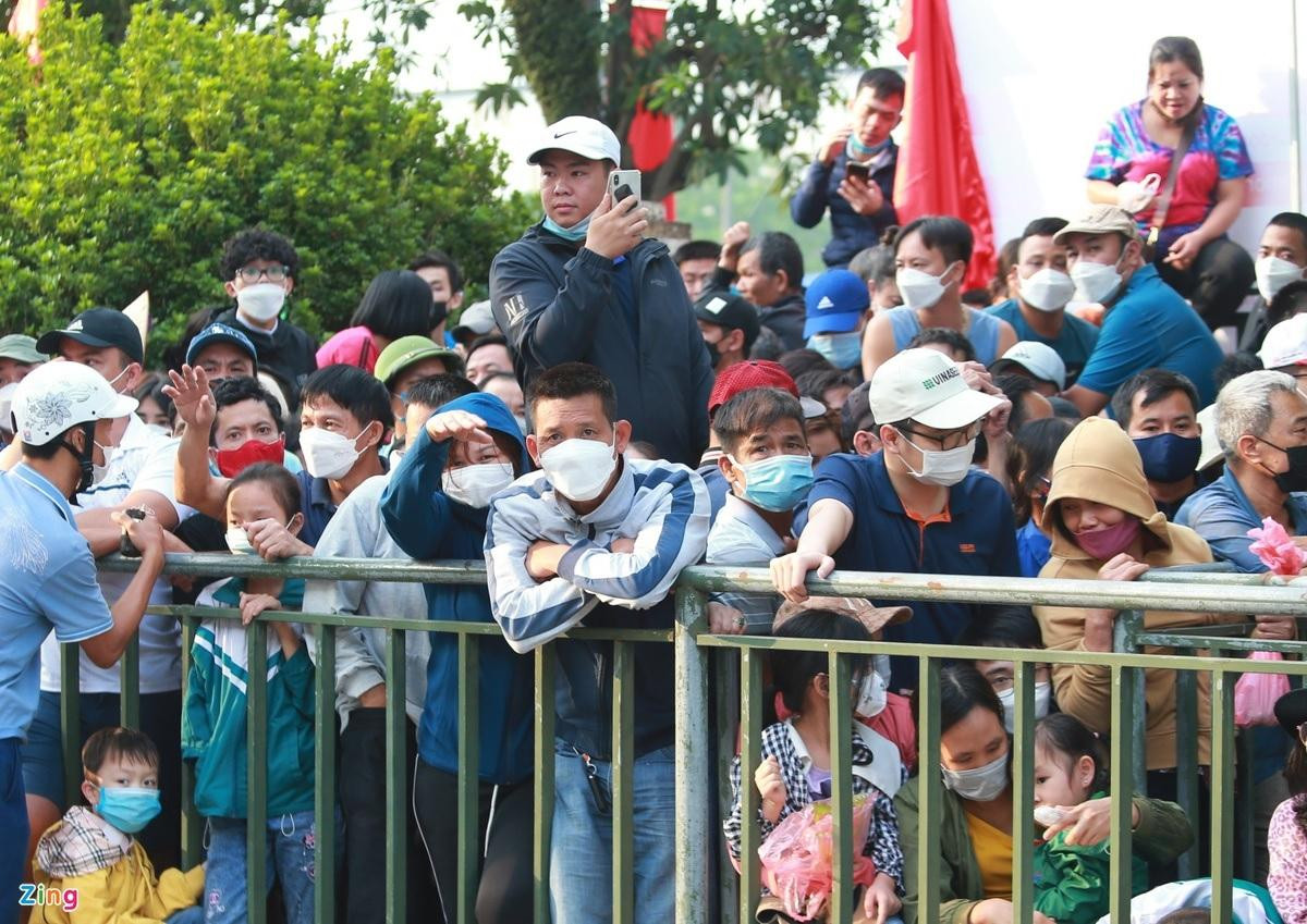 Ban tổ chức thông báo sẽ bán vé trực tiếp vào lúc 8h sáng. Số vé không còn nhiều do một lượng nhất định đã được bán trực tuyến và theo đường công văn. Ban tổ chức thông báo sẽ bán vé trực tiếp vào lúc 8h sáng. Số vé không còn nhiều do một lượng nhất định đã được bán trực tuyến và theo đường công văn.