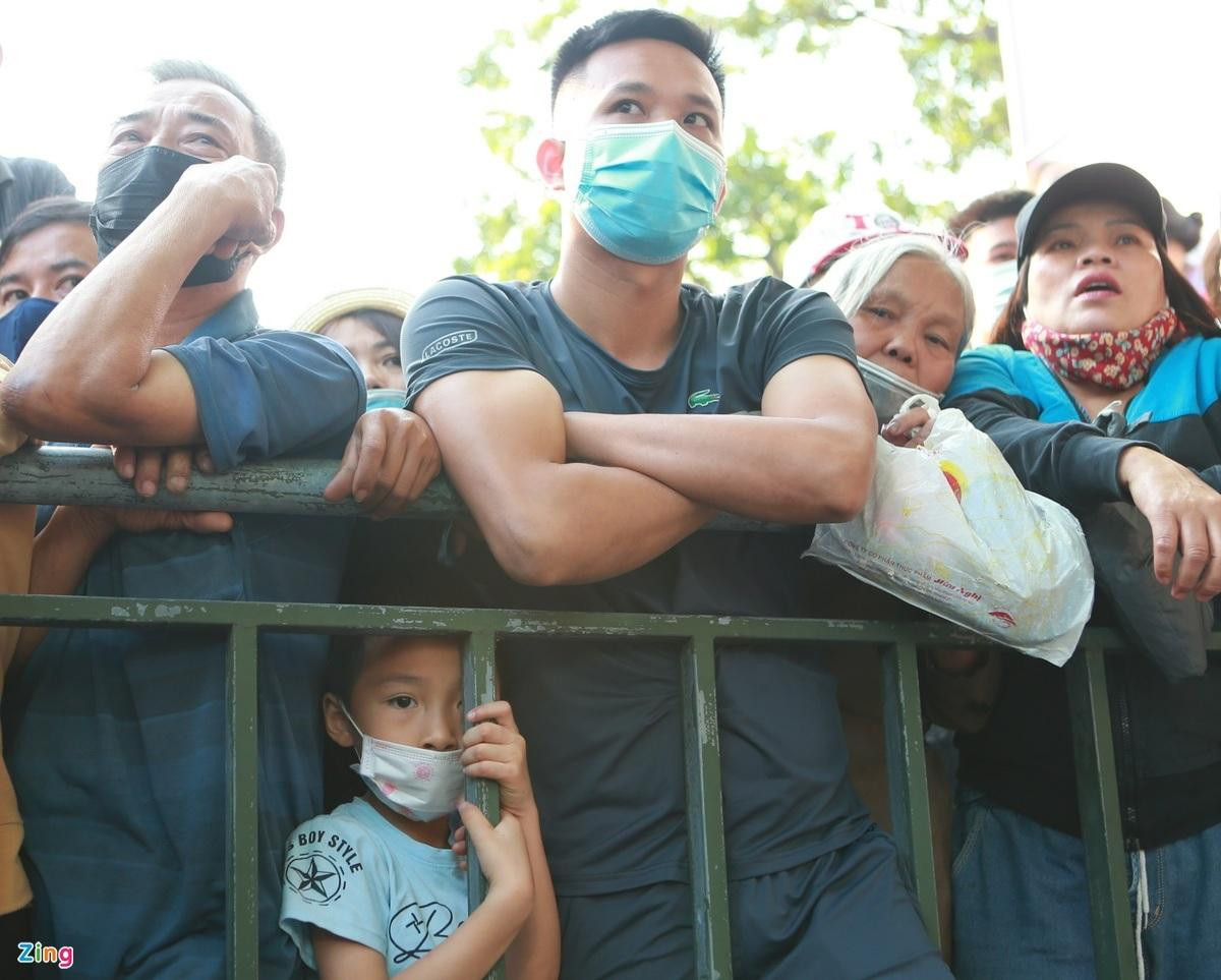 Trẻ em xếp hàng rất đông trong khu vực này. Nhiều người lớn mang theo trẻ con để được ưu tiên, chiếm vị trí và tăng số lượt mua dù các bé không xếp hàng từ trước. Không khí ồn ào khiến một em nhỏ có vẻ hoảng sợ. Trẻ em xếp hàng rất đông trong khu vực này. Nhiều người lớn mang theo trẻ con để được ưu tiên, chiếm vị trí và tăng số lượt mua dù các bé không xếp hàng từ trước. Không khí ồn ào khiến một em nhỏ có vẻ hoảng sợ.
