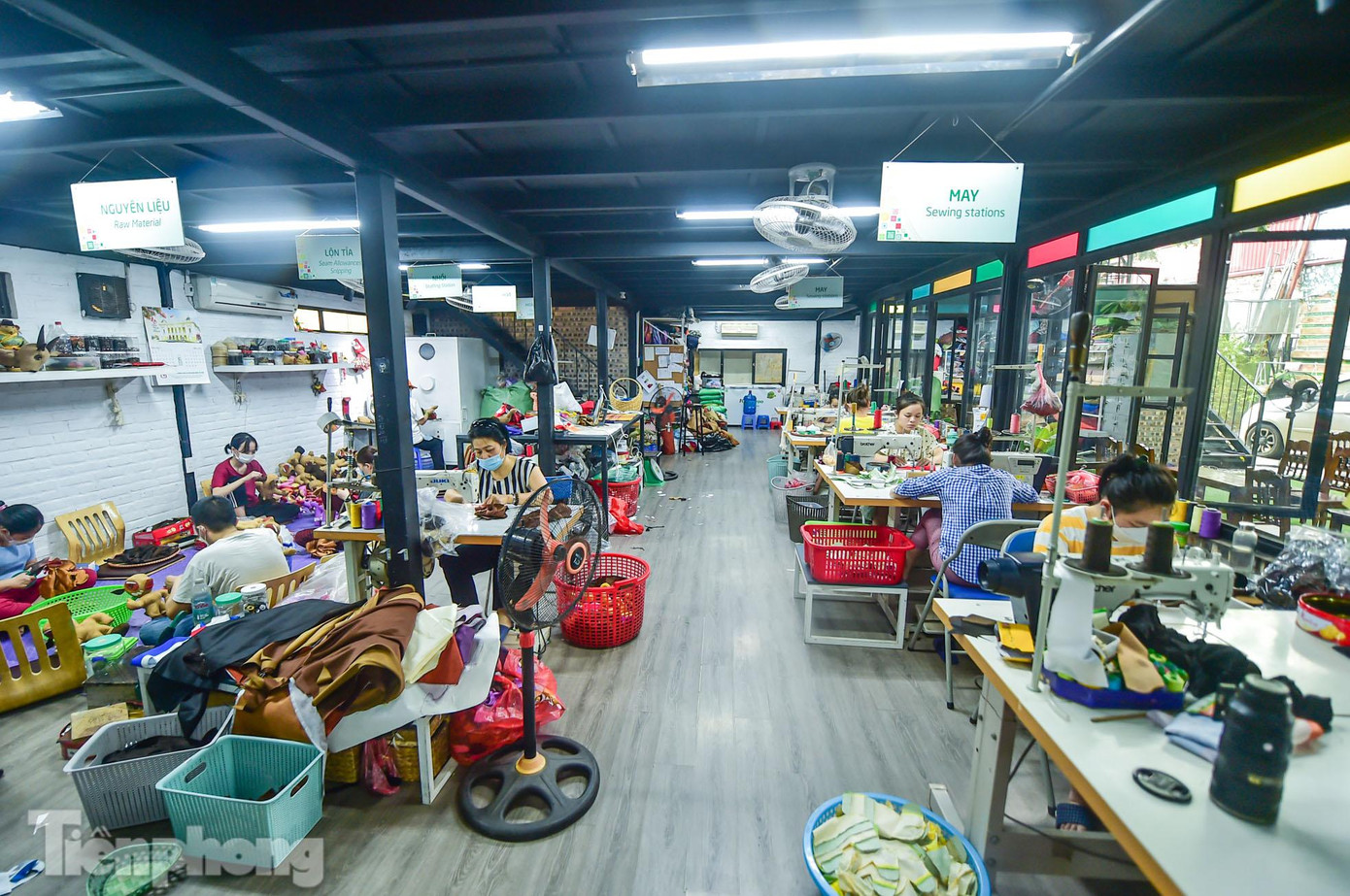 Tại một xưởng sản xuất thú bông tại Hà Nội hiện đang sản xuất hàng trăm, hàng nghìn chú Sao La nhồi bông phục vụ SEA Games 31. Tuy những chú sao la này không phải linh vật chính thức nhưng đây là một sản phẩm đồng hành, được BTC SEA Games 31 cấp phép sản xuất với độc quyền thiết kế về mẫu.