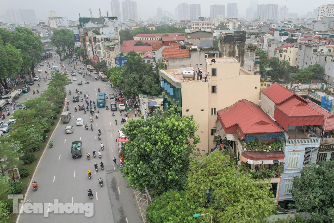 "Đến thời điểm cưỡng chế, chính quyền địa phương đã thực hiện đầy đủ các biện pháp từ tuyên truyền, vận động công khai... tuy nhiên, các tổ chức và cá nhân liên quan chưa có sự phối hợp theo đúng quy định của pháp luật. Sau khi xử lý vi phạm trật tự xây dựng, quận cũng sẽ phối hợp với các đơn vị sở ngành để thực hiện công tác quản lý, bàn giao phần đất trên công trình cho các tổ chức, cá nhân có liên quan", ông Tuấn cho biết thêm.