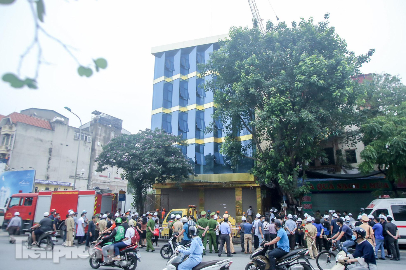 Khi Dự án 90 đường Láng thi công làm lún, sập phần phía sau của công trình 84 đường Láng (liền kề với dự án). Lợi dụng việc cải tạo, gia cố phần bị lún, sập này, chủ công trình số 84 đường Láng đã cơi nới, xây thêm công trình diện tích 70m2 liền khối với công trình cũ hiện có 38,4m2.