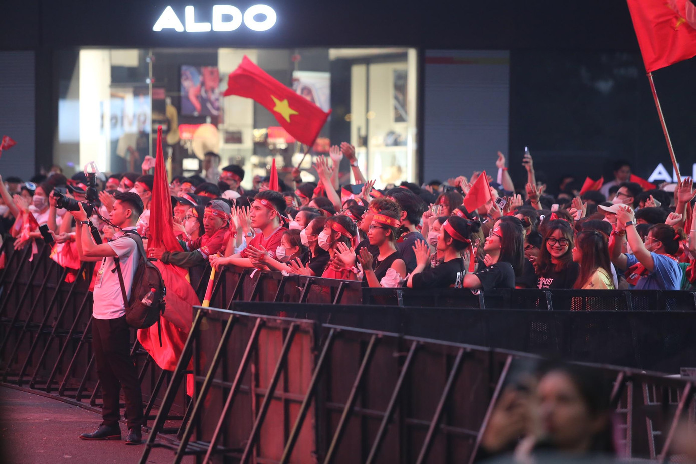 Không khí cuồng nhiệt tại phố đi bộ.