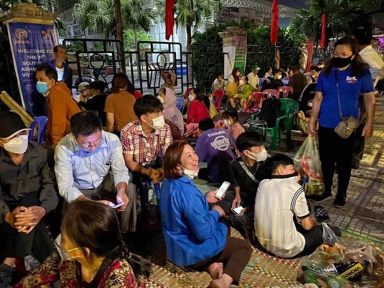 CĐV xếp hàng từ tối 2/5 chờ mua vé. Ảnh: An An. CĐV xếp hàng từ tối 2/5 chờ mua vé. Ảnh: An An.