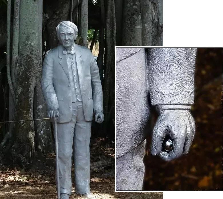 Một bức tượng Thomas Edison với viên bi sắt trong tay. Một bức tượng Thomas Edison với viên bi sắt trong tay.