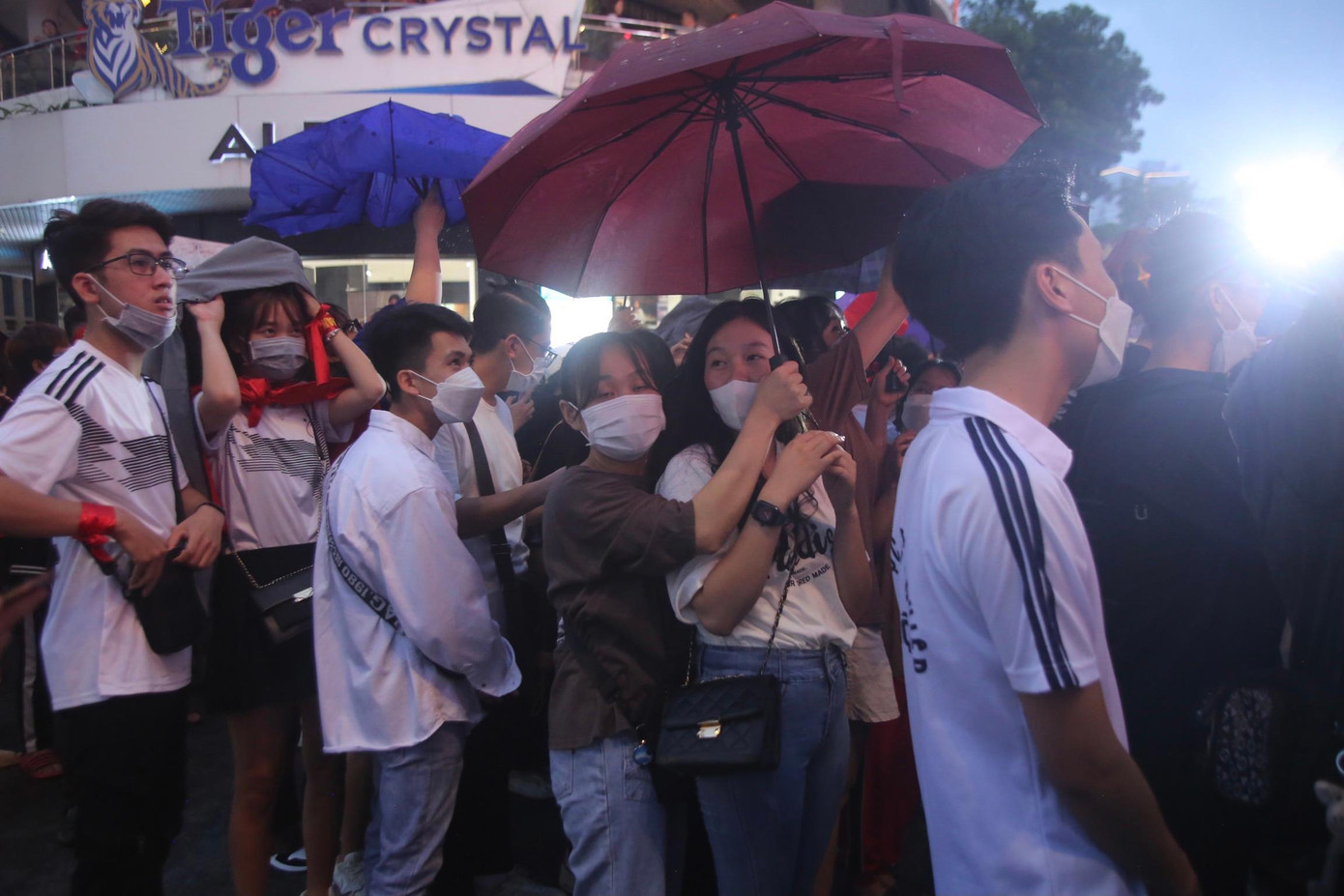 Mặc dù thời tiết xấu, trời mưa nhiều, tuy nhiên khán giả, cổ động viên vẫn lên phố đi bộ để cổ vũ cho ĐT Việt Nam.