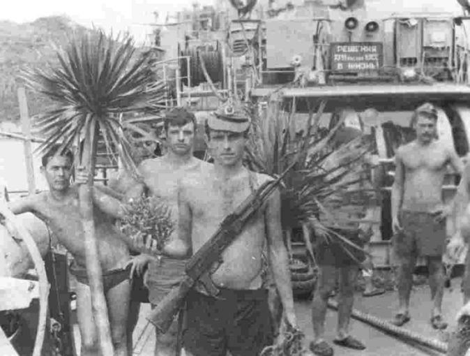 1979, phục vụ chiến đấu tại Biển Đông. Thực hành bài tập bắn súng bộ binh cho các thủy thủ trực chống biệt kích và khí tài lặn ngầm. Chỉ huy thực hành bài tập - trưởng ngành 2-3 trung úy Shumnyi N.А. (lưu trữ của trung sỹ hải quân về hưu Оvsiankin V.А.)
