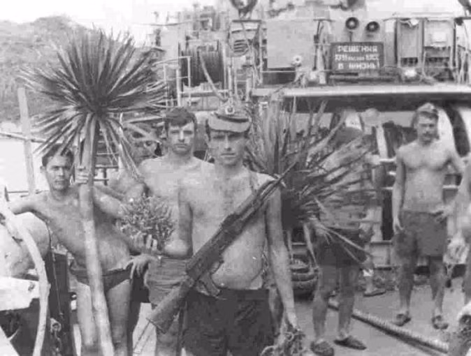 1979, phục vụ chiến đấu tại Biển Đông. Thực hành bài tập bắn súng bộ binh cho các thủy thủ trực chống biệt kích và khí tài lặn ngầm. Chỉ huy thực hành bài tập - trưởng ngành 2-3 trung úy Shumnyi N.А. (lưu trữ của trung sỹ hải quân về hưu Оvsiankin V.А.)