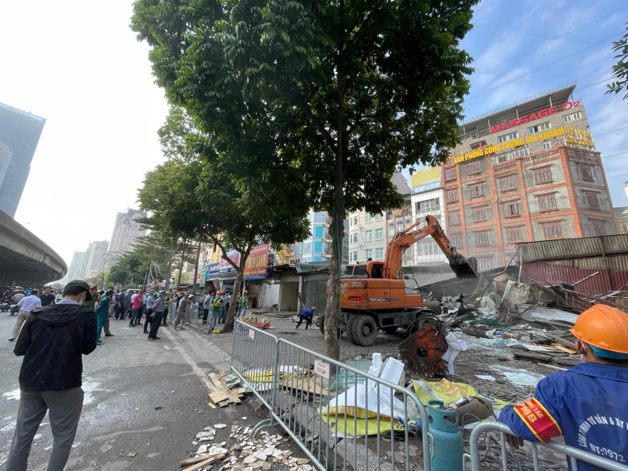 Thực hiện quyết định của Chủ tịch UBND quận Nam Từ Liêm, (Hà Nội), sáng 28/10, Ban Quản lý dự án (QLDA) quận đã phối hợp với các phòng, ban chức năng, Công an quận, UBND phường Mỹ Đình 1, lực lượng dân phòng…. tổ chức cưỡng chế thu hồi đất để xây dựng tuyến đường từ đường Phạm Hùng đến đường Lê Đức Thọ.