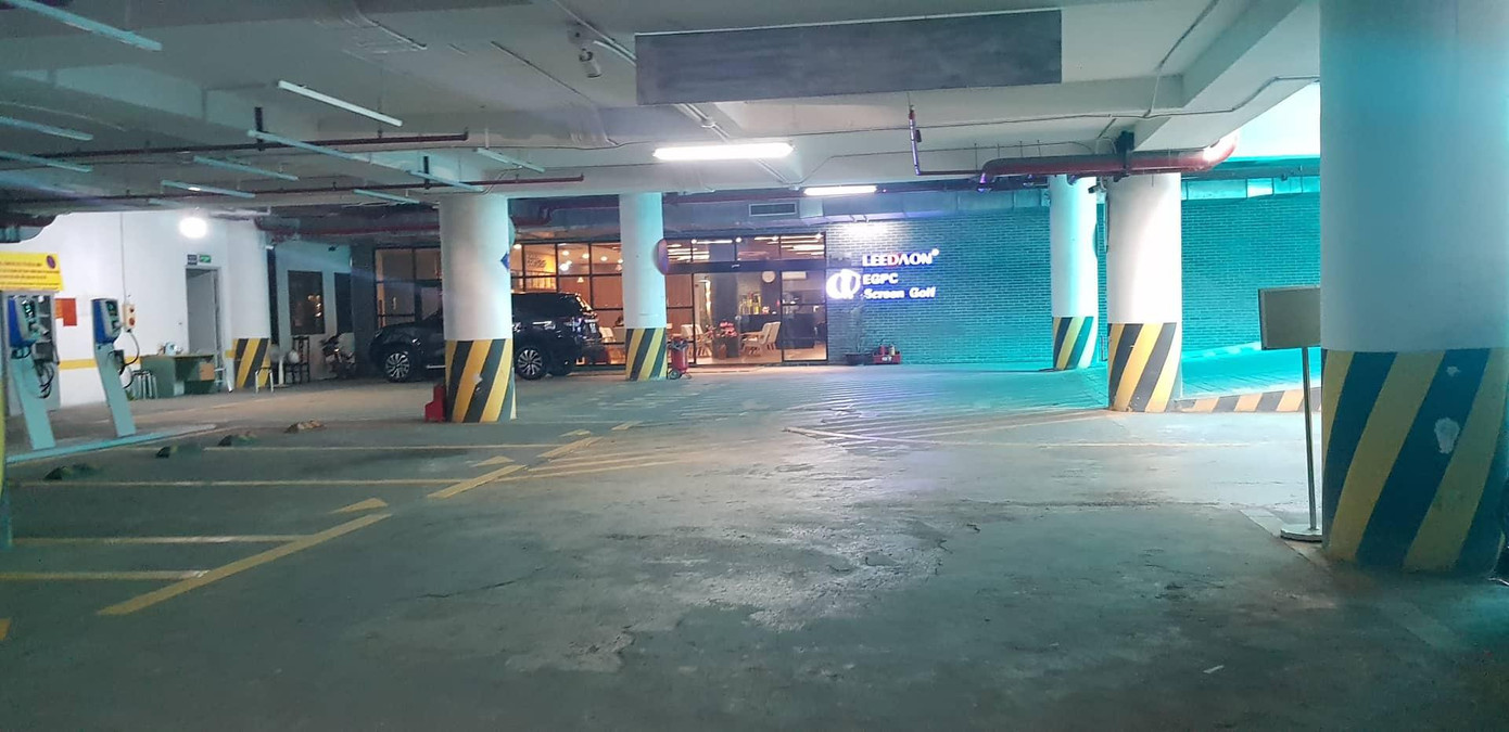 Phòng tập golf vẫn đang hoạt động.