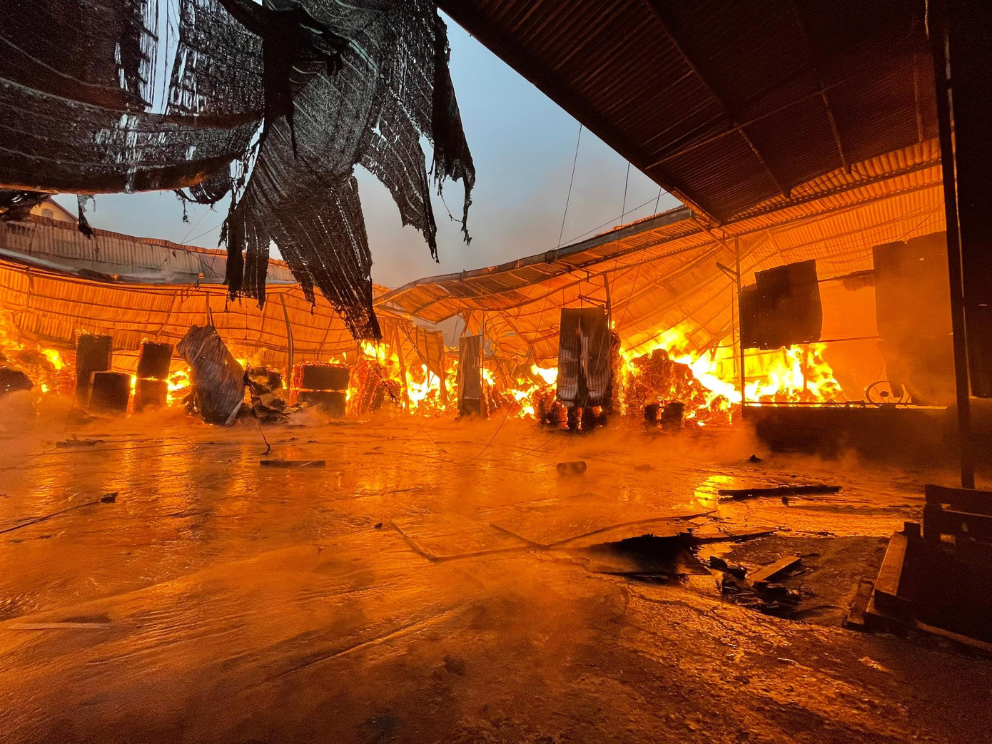 Cháy lớn tại xưởng gỗ huyện Gia Lâm, Hà Nội đầu tháng 5/2022