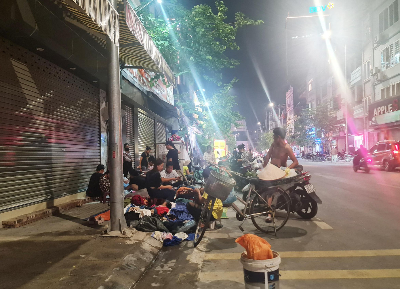 Không chỉ có các hàng quán, đường mới mở tạo điều kiện thuận lợi cho các hộ dân ở nơi khác đến bày bán quần áo, giầy dép... mở chợ cóc trên vỉa hè mỗi tối