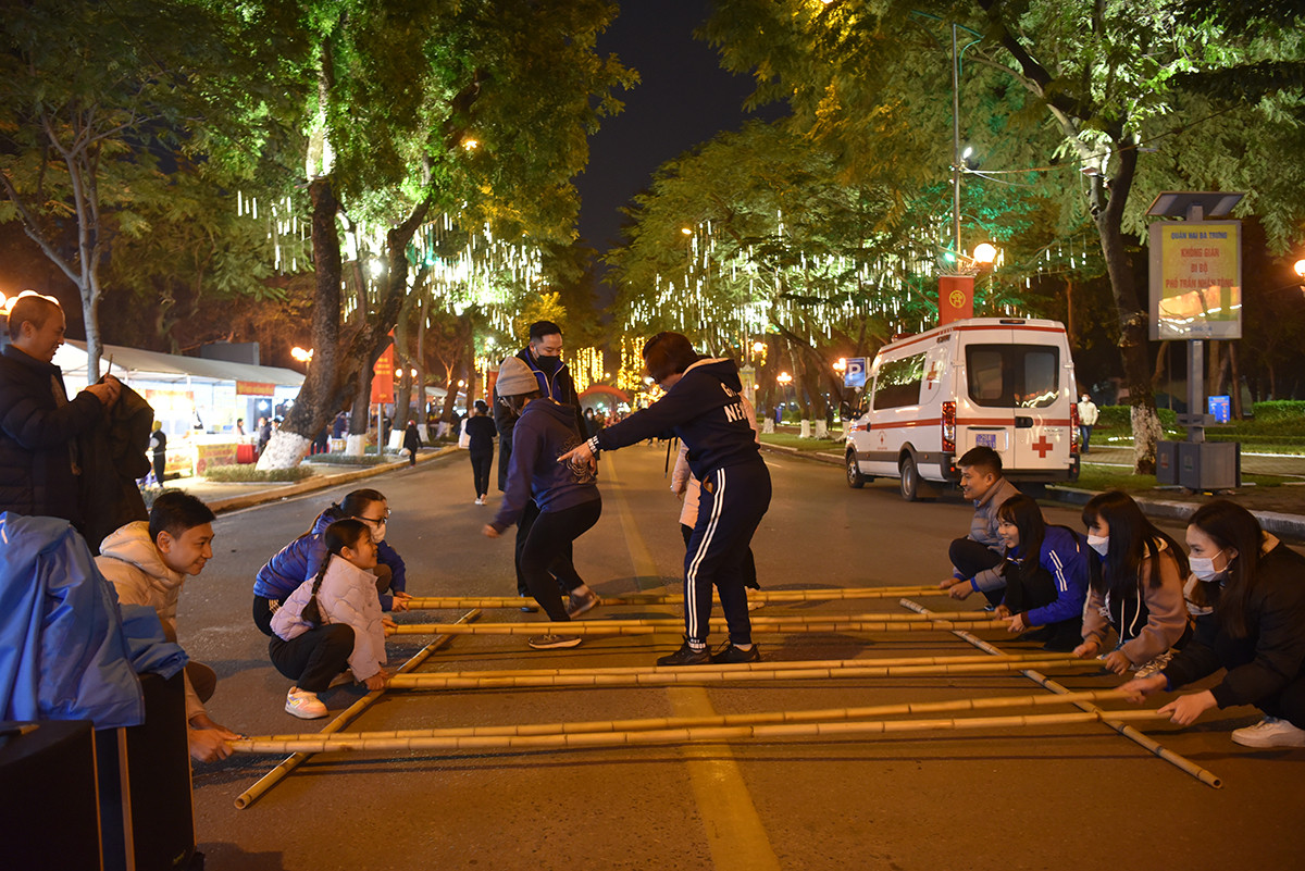 Các trò chơi được tổ chức ở phố đi bộ.