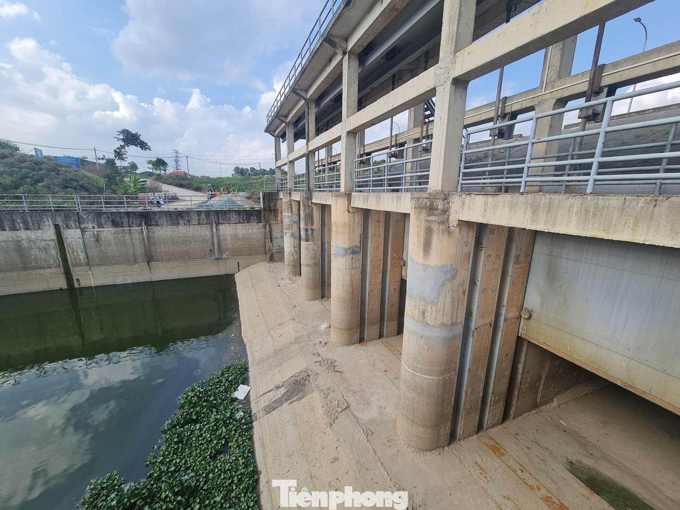 Trao đổi với PV Tiền Phong về tiến độ dự án, đại diện Sở Nông nghiệp và Phát triển nông thôn Hà Nội (NN&amp;PTNT) cho biết, do vướng mắc trong khâu giải phóng mặt bằng, tái định cư cho người dân nên dự án sẽ bị kéo dài. Chủ đầu tư dự kiến sẽ hoàn thành phần kênh La Khê vào quý II/2023.