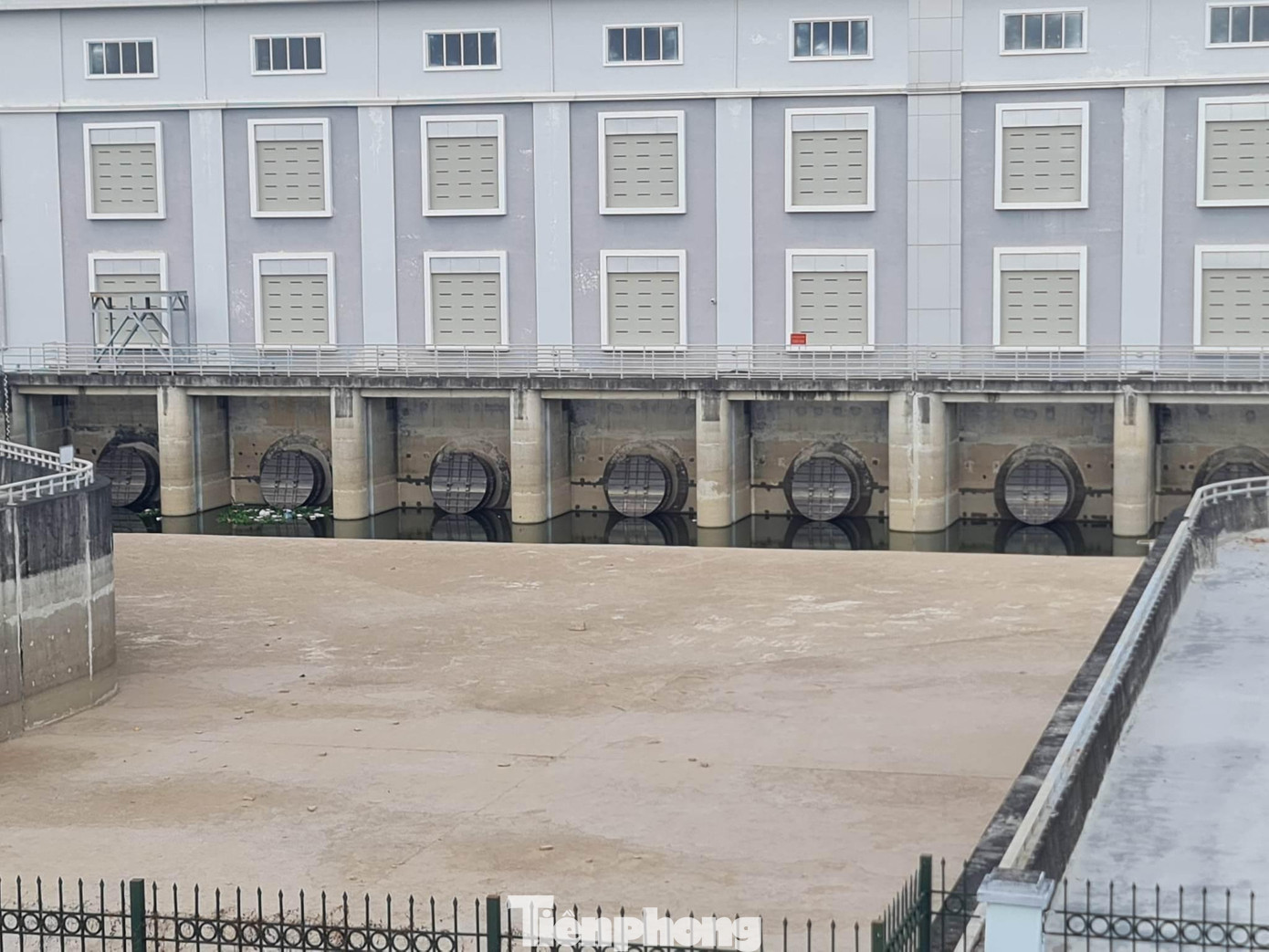 Sau khi vận hành chạy thử, vào tháng 1/2020, dự án được giao cho Công ty TNHH MTV Đầu tư phát triển thủy lợi Sông Nhuệ để quản lý, vận hành. Cho đến nay, Trạm bơm tiêu Yên nghĩa đã vận hành tiêu úng trong điều kiện kênh dẫn La Khê vẫn đang thi công, chưa hoàn thành.