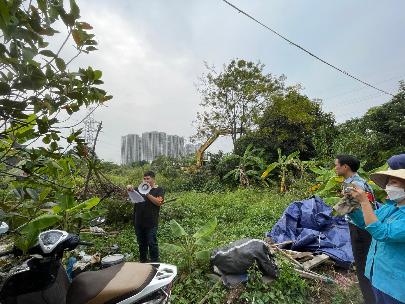 Đúng 8h00 sáng 19/10, cơ quan chức năng thông báo cưỡng chế thu hồi đất tại phường Tây Mỗ để xây dựng tuyến đường từ trạm bơm Cầu Ngà qua đường 70 đến hết địa phận quận Nam Từ Liêm (tuyến đường ven sông Cầu Ngà), phục vụ phát triển kinh tế, xã hội. Theo đó, cơ quan chức năng tiến hành tổ chức cưỡng chế đợt này gồm 6 hộ dân với diện tích gần 3.000m2.