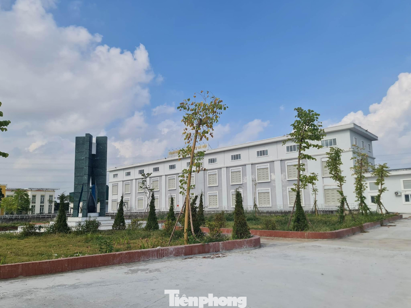 Dự án Trạm bơm Yên Nghĩa - cải thiện hệ thống tiêu nước khu vực phía Tây TP Hà Nội được UBND TP Hà Nội phê duyệt đầu tư từ năm 2013 và phê duyệt điều chỉnh dự án đầu tư 2 lần vào năm 2019 và 2021. Chủ đầu tư là Sở Nông nghiệp và Phát triển nông thôn Hà Nội. Đây là một trong các dự án trọng điểm của thành phố Hà Nội với tổng mức đầu tư hơn 4.700 tỷ đồng.