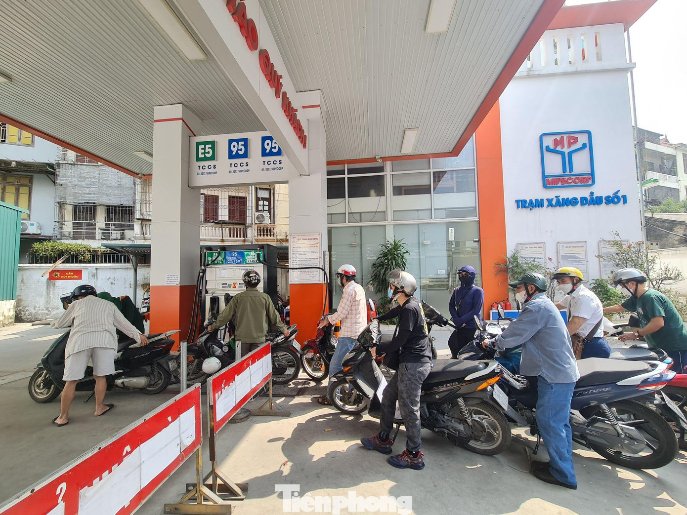 Việc các cây xăng dầu tư nhân bán xăng cầm chừng, đối phó với cơ quan chức năng khiến lượng người đổ về các cửa hàng của Petrolimex càng đông.