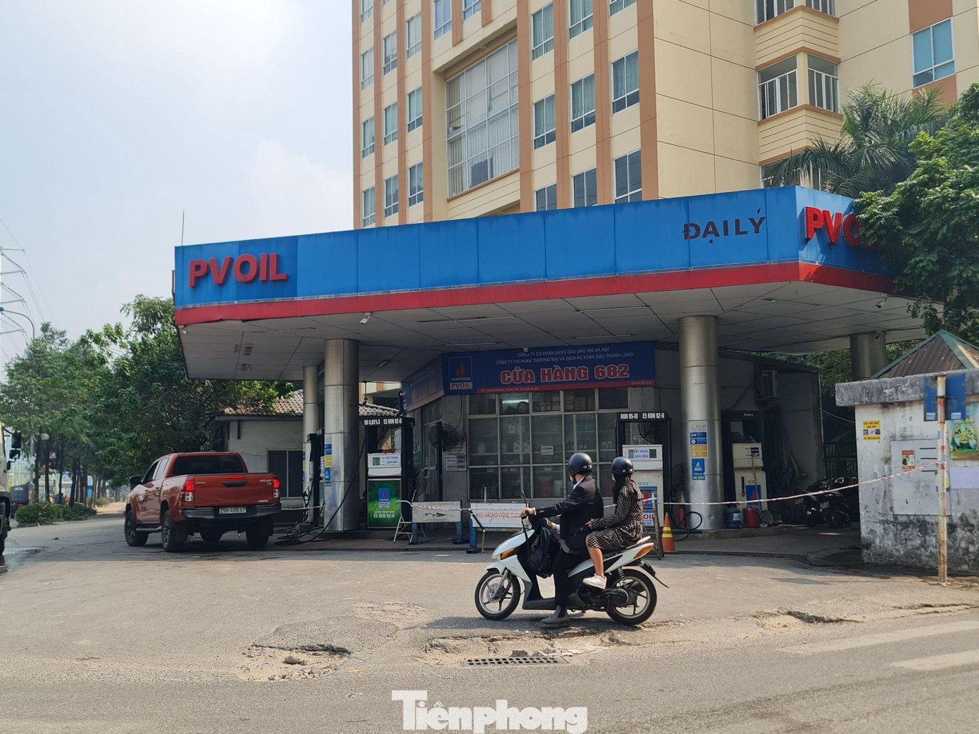 Trong khi đó, một số cửa hàng xăng dầu vẫn treo biển hết xăng, còn dầu. Trên ảnh là cây xăng thuộc doanh nghiệp tư nhân đại lý của PVOIL tại 682 tại Phùng Khoang, phường Trung Văn, quận Nam Từ Liêm