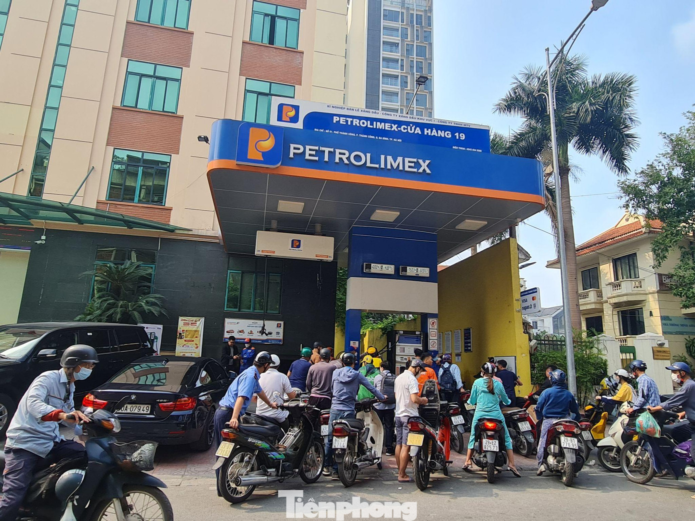 Tuy nhiên do lượng người đổ dồn về các cây xăng Petrolimex quá đông nên cảnh xếp hàng chờ đổ xăng diễn ra thường xuyên khiến người dân bức xúc. "Sáng nay tôi phải xếp hàng gần 1 giờ đồng hồ mới đổ được 50 nghìn tiền xăng do cửa hàng chỉ bán mức này. Chúng tôi chấp nhận giá điều chỉnh một chút, mất thêm chi phí nhưng đỡ phải xếp hàng khốn khổ như hiện nay", một tài xế Grap bức xúc chia sẻ.