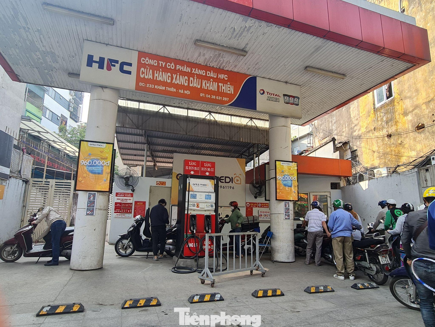 Từ 7/11, TP Hà Nội đã được cung ứng thêm hơn 1.000 m3 xăng và dầu cho 5 thương nhân phân phối trên địa bàn và đã giảm bớt khó khăn về nguồn cung mặt hàng này trên toàn thành phố. Sở Công Thương Hà Nội cho biết, sẽ không còn tình trạng thiếu xăng dầu, bán cầm chừng từ 8/11.