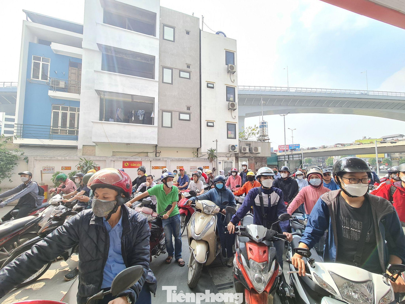 Người dân đội nắng giữa trưa để đổ xăng tại ngã tư Trường Chinh - Đại La