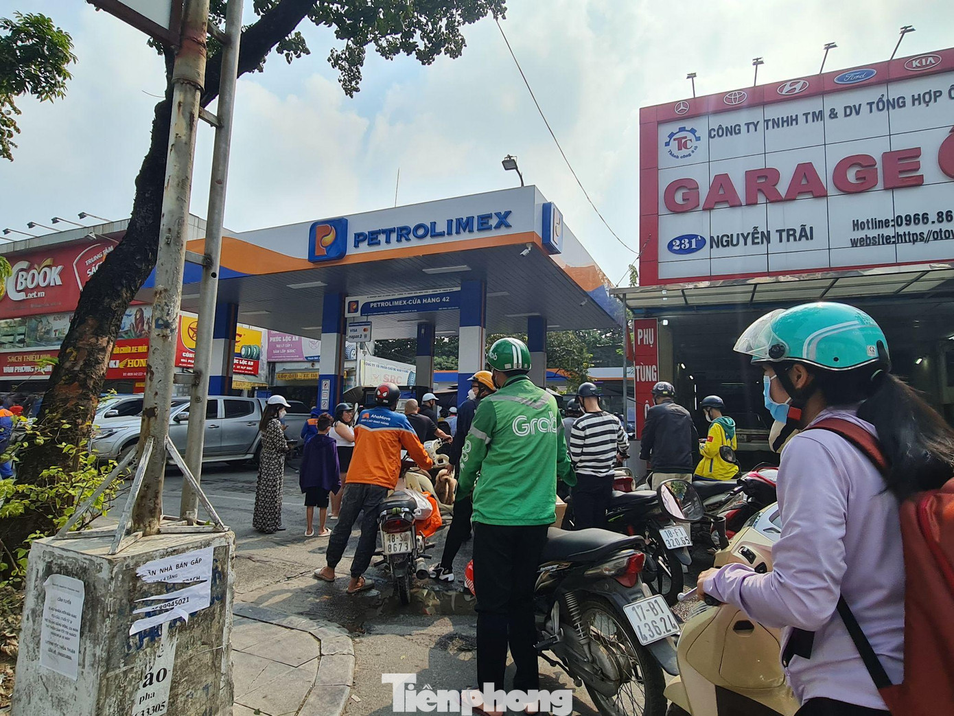 Petrolimex đã tăng cường bán hàng 24/24h từ hôm nay đến hết ngày 13/11/202. Các cây xăng đều được bố trí 4 - 5 nhân viên bơm xăng