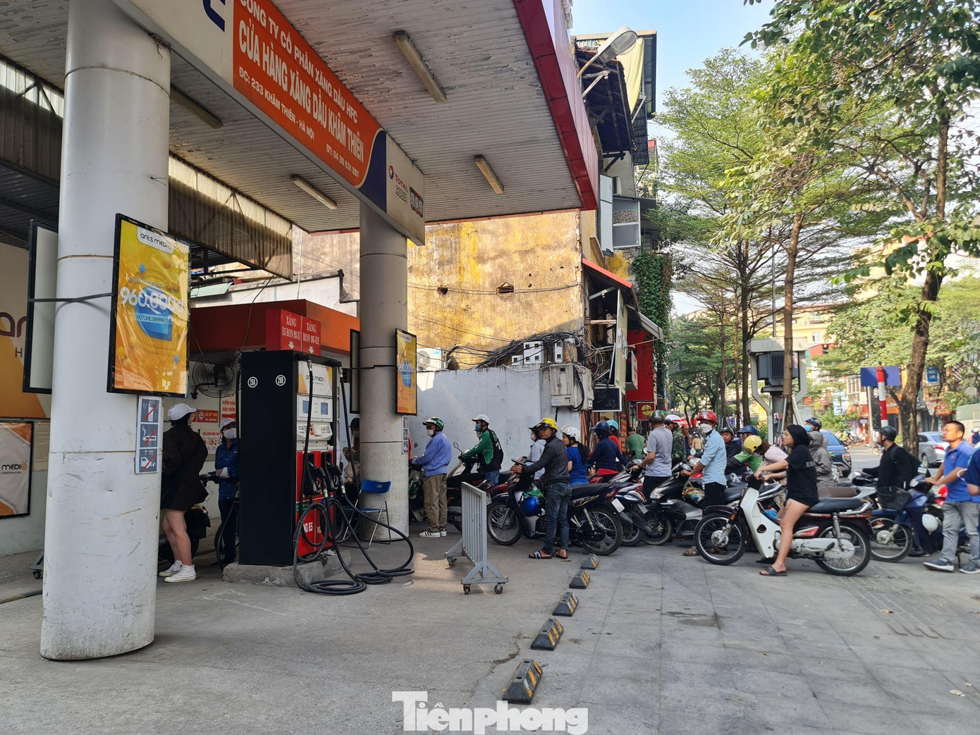 Tại cửa hàng xăng dầu khâm thiên của Công ty Cổ phần xăng dầu HFC chỉ có một người bơm xăng, khiến hàng xe chờ đổ xăng kéo dài cả chục mét