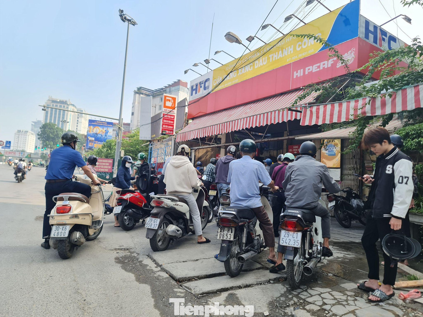 Tương tự, cửa hàng xăng dầu Thành Công cũng của công ty này có 3 cột bơm nhưng chỉ có một người bơm xăng