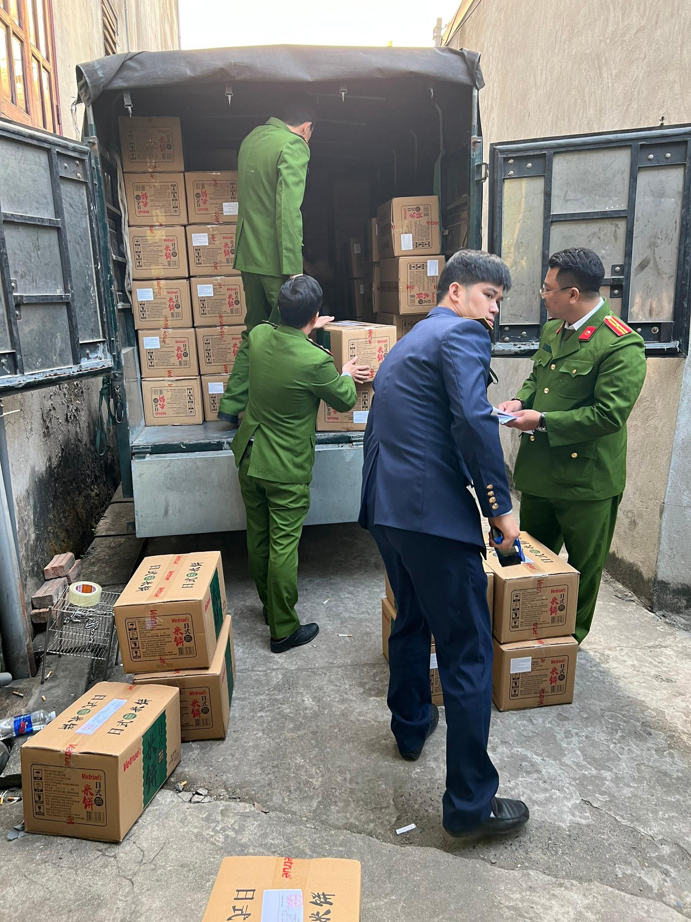 Hà Nội: Phát hiện cơ sở sản xuất hàng tấn bánh gạo Nhật Bản giả mạo ảnh 1