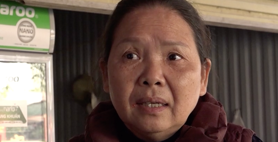 Bà Nguyễn Thị Vân (chủ ki ốt hoa quả) lo phải bỏ đi hàng tấn hoa quả do mất nơi buôn bán Bà Nguyễn Thị Vân (chủ ki ốt hoa quả) lo phải bỏ đi hàng tấn hoa quả do mất nơi buôn bán