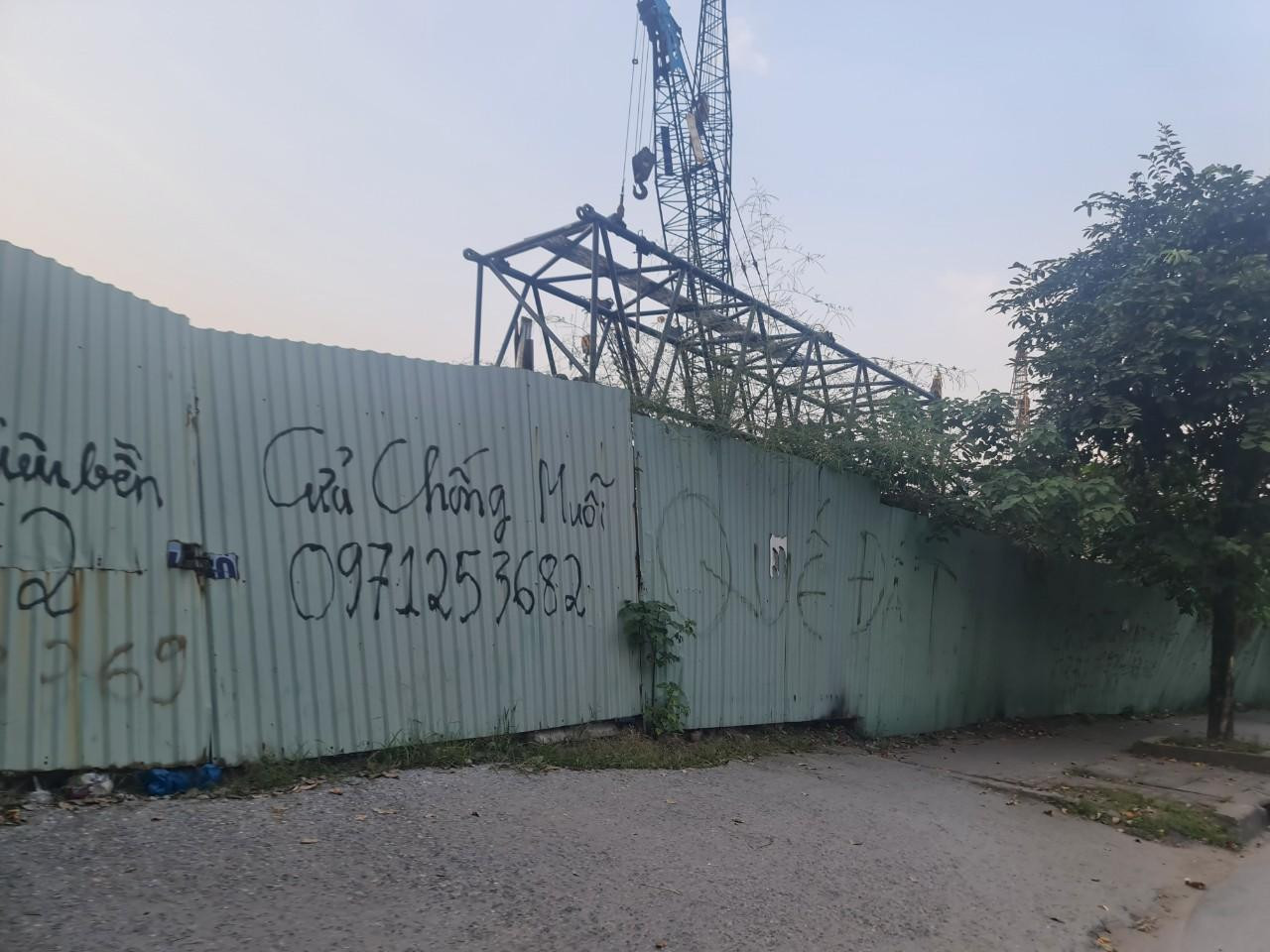 Tuy nhiên đến thời điểm này, các bãi xe, bãi tập kết, sân bóng vẫn duy trì, thậm chí còn mở rộng thêm.