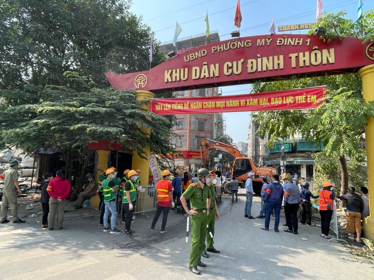 Trong sáng 28/10, UBND quận Nam Từ Liêm đã hoàn thành cưỡng chế thu hồi đất đối với 15 hộ/1.888,82 m2. Toàn bộ là khối công trình được xây dựng trái phép từ năm 2007 và được sử dụng vào mục đích kinh doanh như quán ăn, cửa hàng sửa xe, bán hàng quần áo, kinh doanh gara ô tô, kinh doanh vật liệu xây dựng...