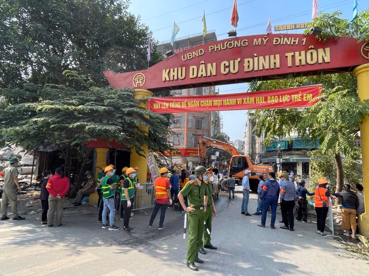Trong sáng 28/10, UBND quận Nam Từ Liêm đã hoàn thành cưỡng chế thu hồi đất đối với 15 hộ/1.888,82 m2. Toàn bộ là khối công trình được xây dựng trái phép từ năm 2007 và được sử dụng vào mục đích kinh doanh như quán ăn, cửa hàng sửa xe, bán hàng quần áo, kinh doanh gara ô tô, kinh doanh vật liệu xây dựng...