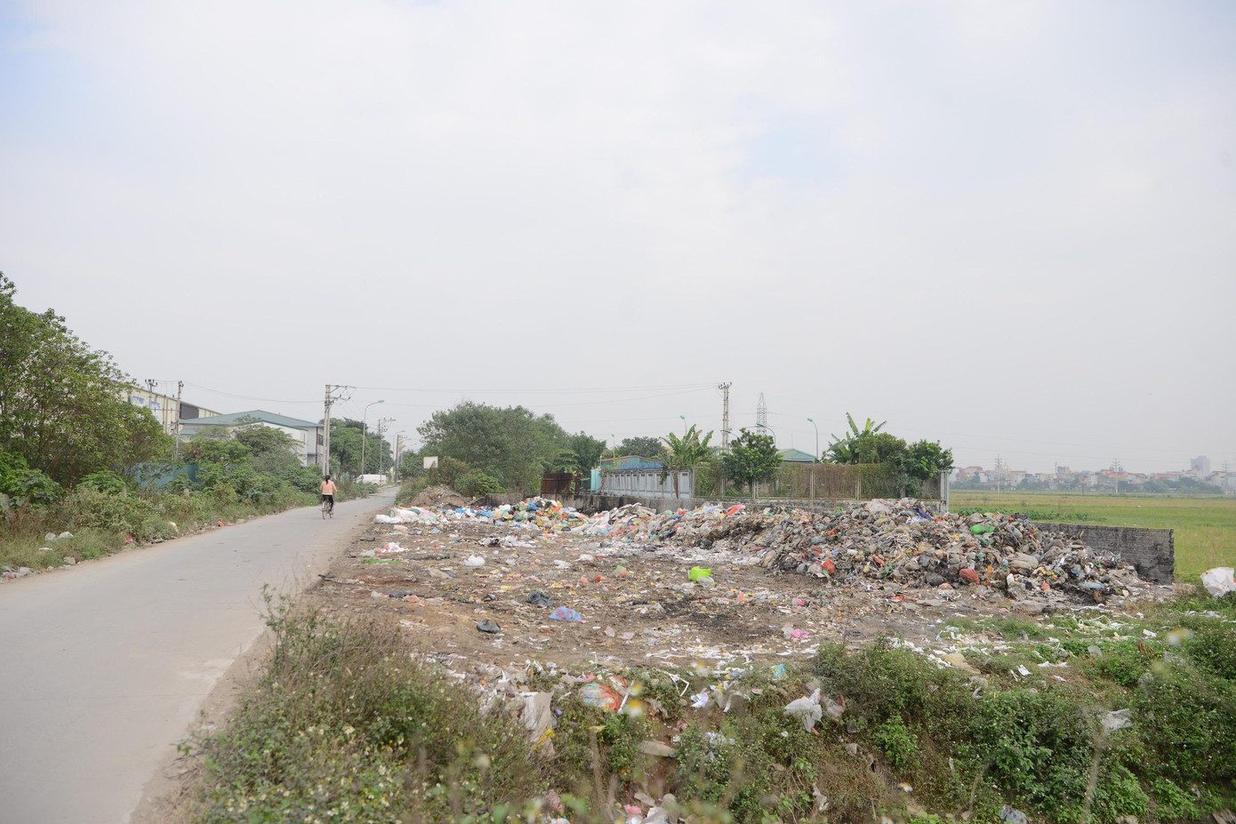 Do bãi rác Xuân Sơn đã thông xe, nên bãi rác tạm đã được xử lý một phần, ảnh ghi nhận ngày 11/12 Do bãi rác Xuân Sơn đã thông xe, nên bãi rác tạm đã được xử lý một phần, ảnh ghi nhận ngày 11/12