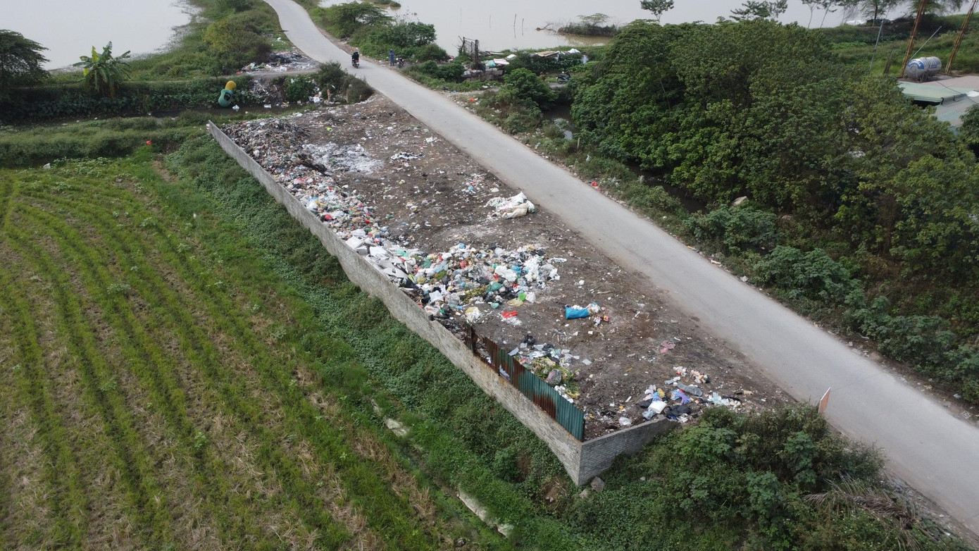 Hiện bãi rác tạm chỉ còn khoảng 200 tấn rác đang chờ được di dời nốt Hiện bãi rác tạm chỉ còn khoảng 200 tấn rác đang chờ được di dời nốt