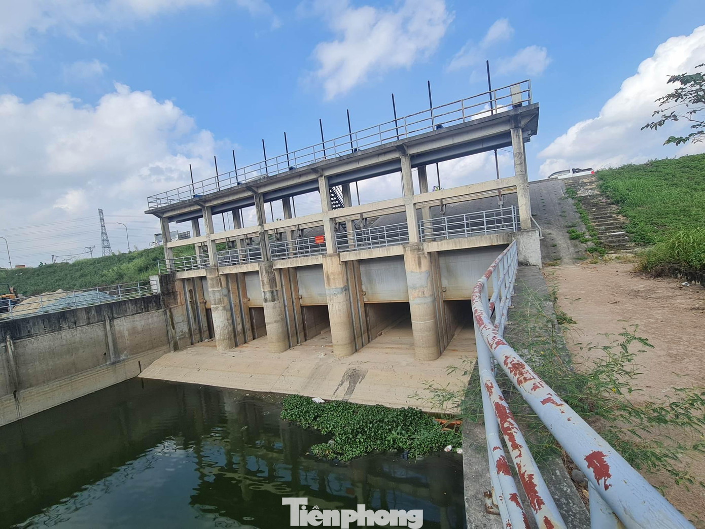 Phó Chủ tịch UBND quận Hà Đông Bùi Xuân Hà cho biết, địa bàn quận có 285 tổ chức, hộ gia đình (khoảng 3,7ha) chưa hoàn thành công tác giải phóng mặt bằng, quận đã thẩm tra diện tích 3,1ha của 246 tổ chức, hộ gia đình; đang niêm yết công khai, hoàn thiện hồ sơ thẩm định và dự kiến đến ngày 30/11 phê duyệt xong phương án bồi thường, hỗ trợ giải phóng mặt bằng. 45 trường hợp còn lại (tương ứng 0,6ha) đang phải chờ bố trí quỹ nhà tái định cư, hướng dẫn của các sở, ngành, thành phố...