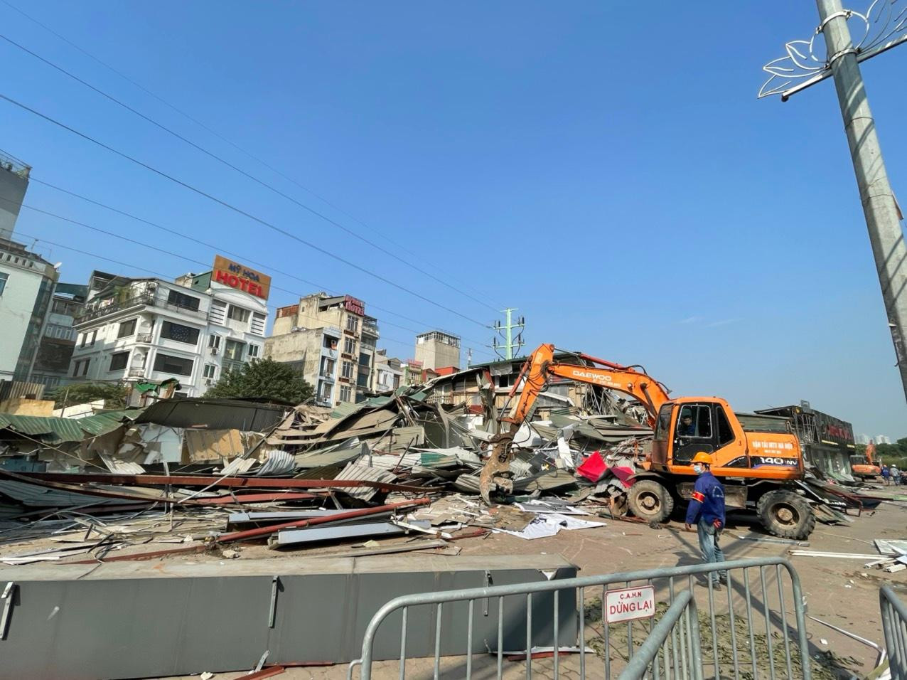 Tính đến thời điểm trước khi tổ chức cưỡng chế, trên địa bàn phường Mỹ Đình 1, UBND quận Nam Từ Liêm đã ban hành Quyết định thu hồi đất, Quyết định phê duyệt phương án bồi thường, hỗ trợ 141PA/141hộ và 1 tổ chức với số tiền gần 67 tỷ đồng. 116 hộ dân và tổ chức đã nhận tiền và bàn giao mặt bằng; còn lại 25 hộ/1.675,59m2/744.556.189 đồng chưa nhận tiền bồi thường, hỗ trợ và bàn giao mặt bằng…