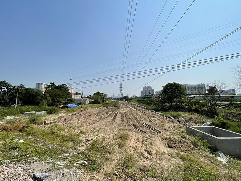 Dự án tuyến đường ven sông Cầu Ngà được đánh giá là một tuyến đường giao thông quan trọng trên địa bàn quận Nam Từ Liêm được thực hiện đầu tư trên cơ sở cụ thể hóa quy hoạch đã được phê duyệt.