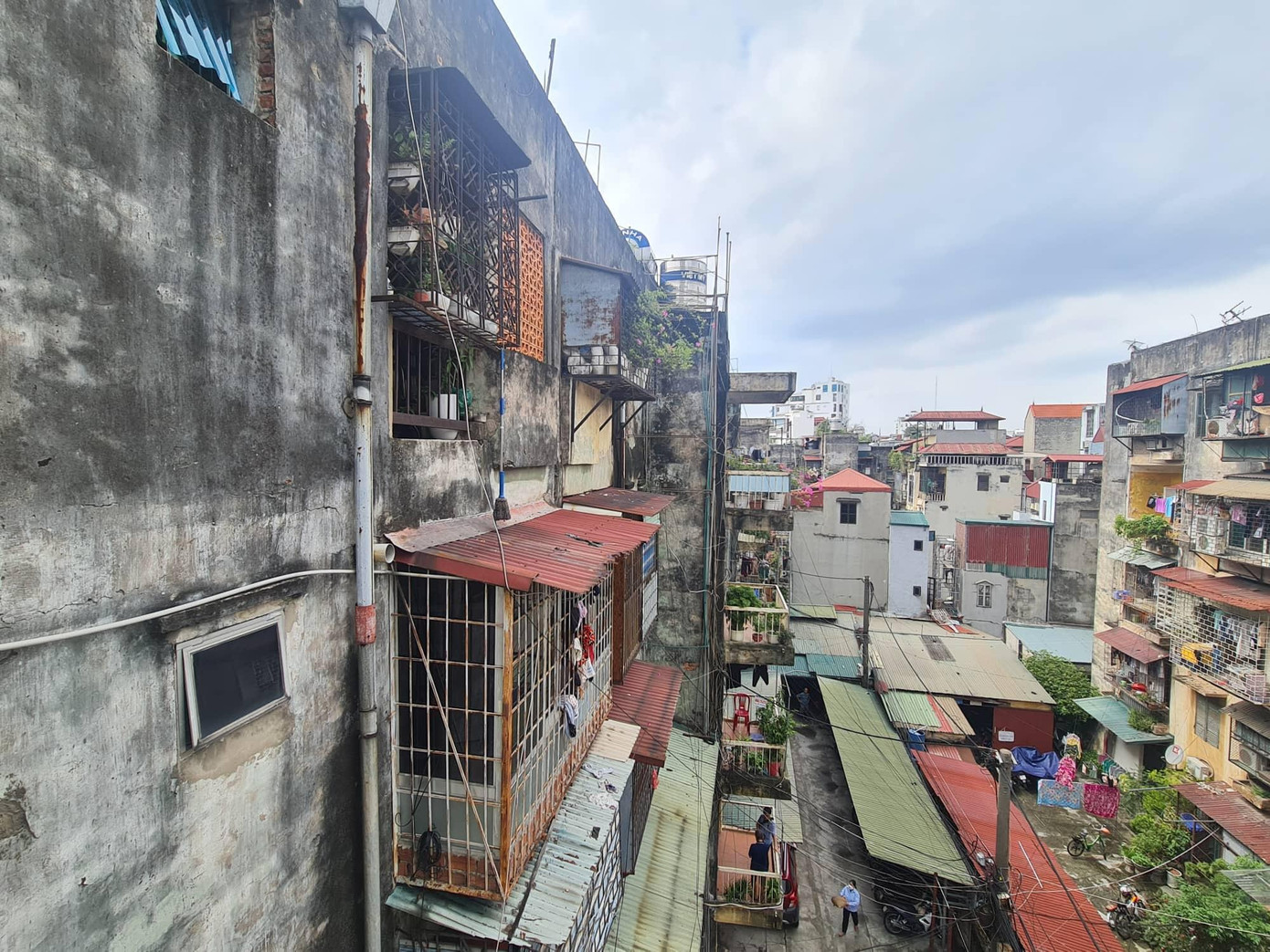 UBND TP Hà Nội giao UBND quận Long Biên chủ trì tổ chức khảo sát, xác định số liệu hiện trạng nhà chung cư (số lượng căn hộ, diện tích căn hộ cũ được cấp Giấy chứng nhận hoặc đủ điều kiện cấp giấy chứng nhận theo quy định, diện tích sử hữu chung, diện tích khác, diện tích nhà thuộc sở hữu Nhà nước...), những công trình khác thuộc phạm vi dự án cải tạo, xây dựng lại chung cư làm cơ sở để các nhà đầu tư lập đề xuất phương án bồi thường, hỗ trợ, tái định cư và bố trí nhà ở tạm thời, hoàn thành trong quý IV/2022.